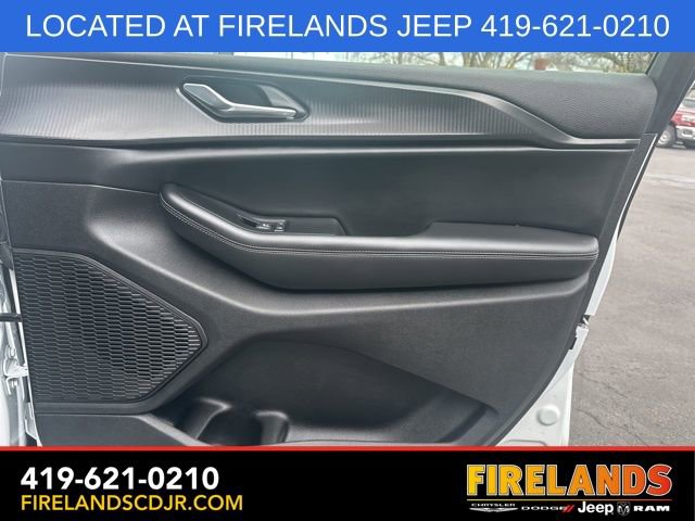 Used 2024 Jeep Grand Cherokee L Laredo image 16