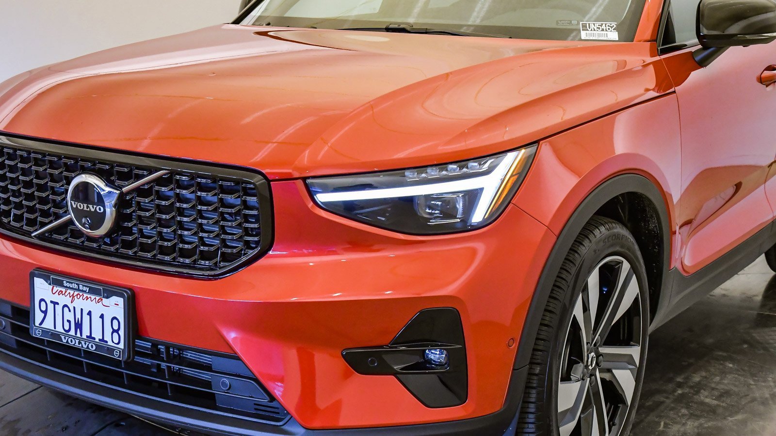 Certified 2025 Volvo XC40 B5 Ultra w/ Climate Package image 9