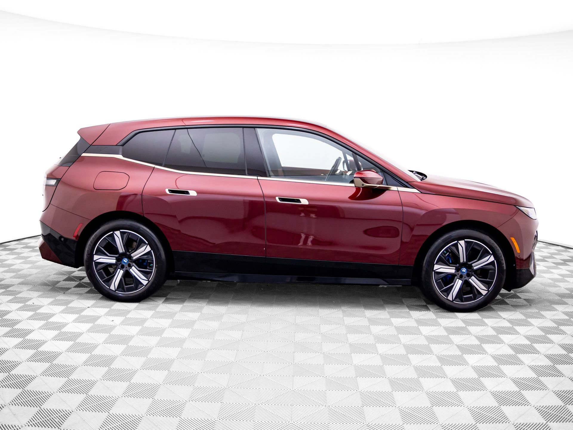 Used 2023 BMW iX xDrive50 w/ Premium Package AWD/4WD image 6