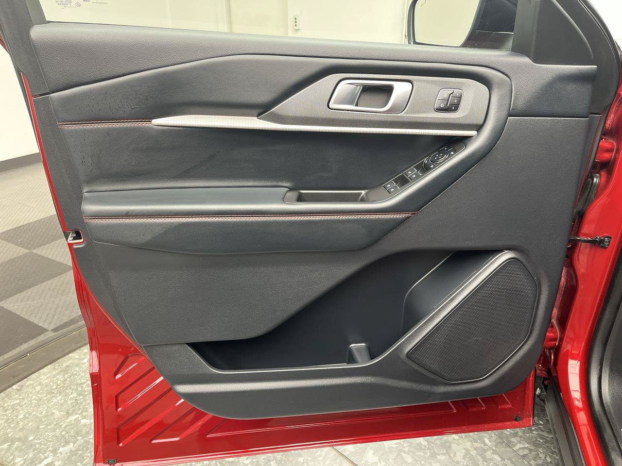 Certified 2025 Ford Explorer ST-Line w/ Premium Package AWD/4WD image 9