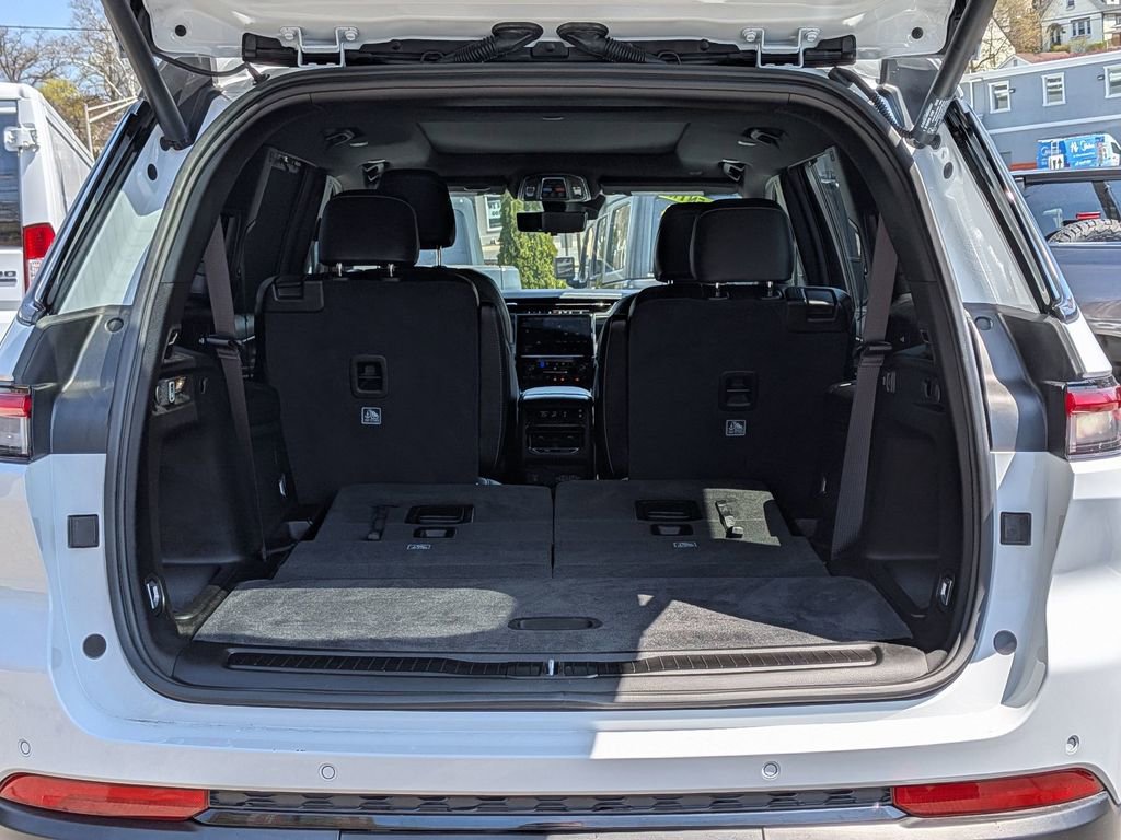 Used 2025 Jeep Grand Cherokee L Limited w/ Luxury Tech Group II image 8