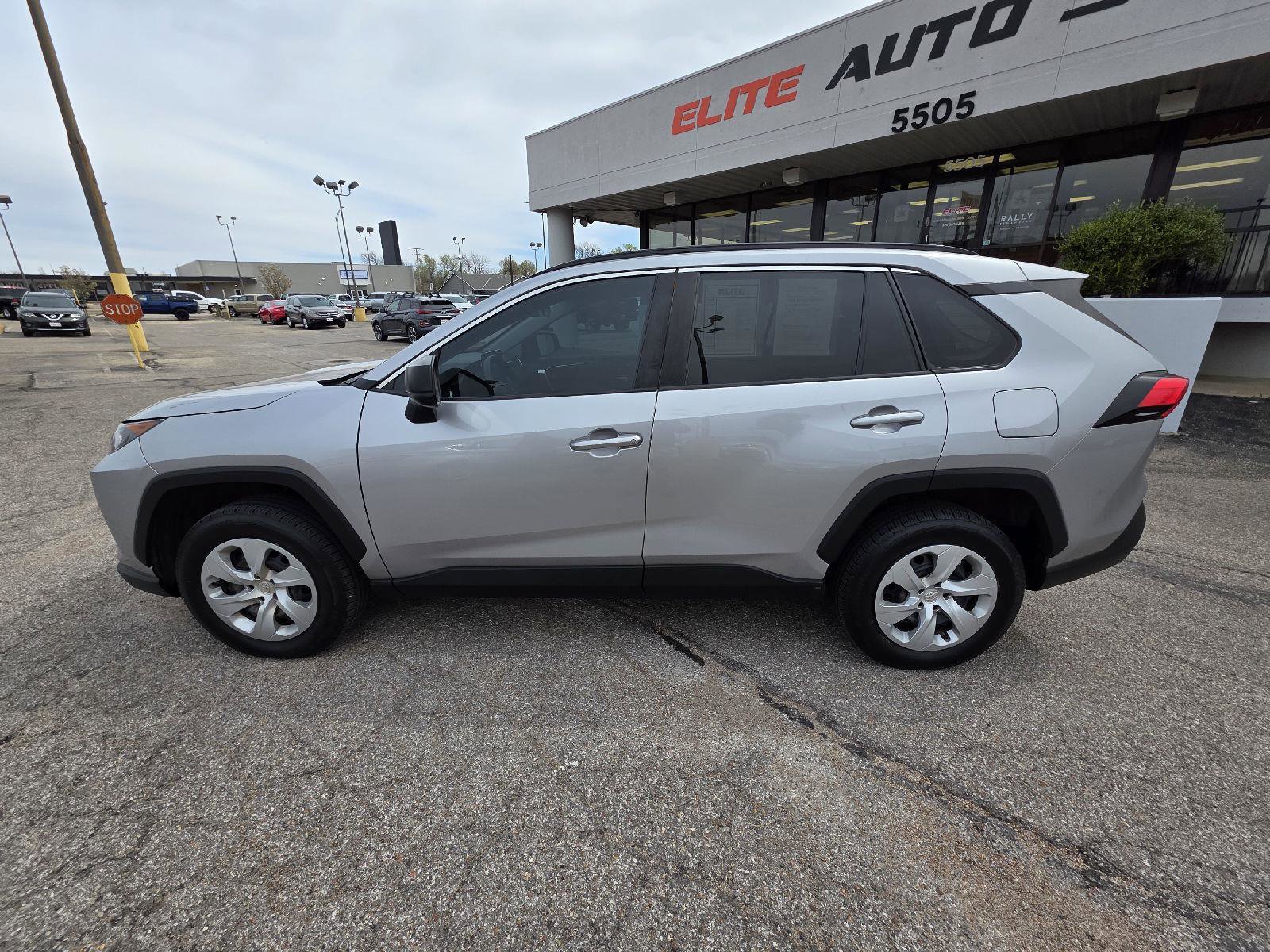Used 2020 Toyota RAV4 LE AWD/4WD image 8