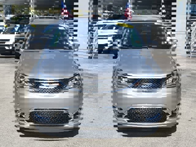 Used 2018 Chrysler Pacifica Touring-L w/ Tire & Wheel Group image 2