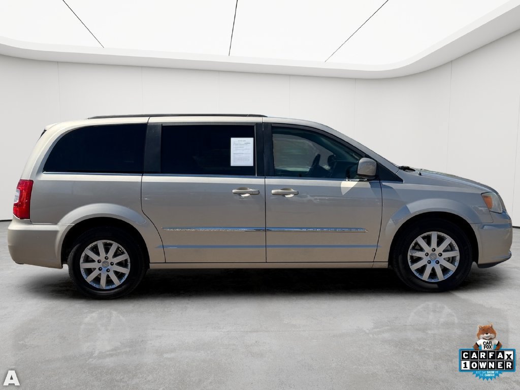 Used 2014 Chrysler Town & Country Touring FWD image 7