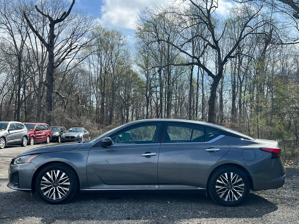 Used 2024 Nissan Altima 2.5 SV image 2