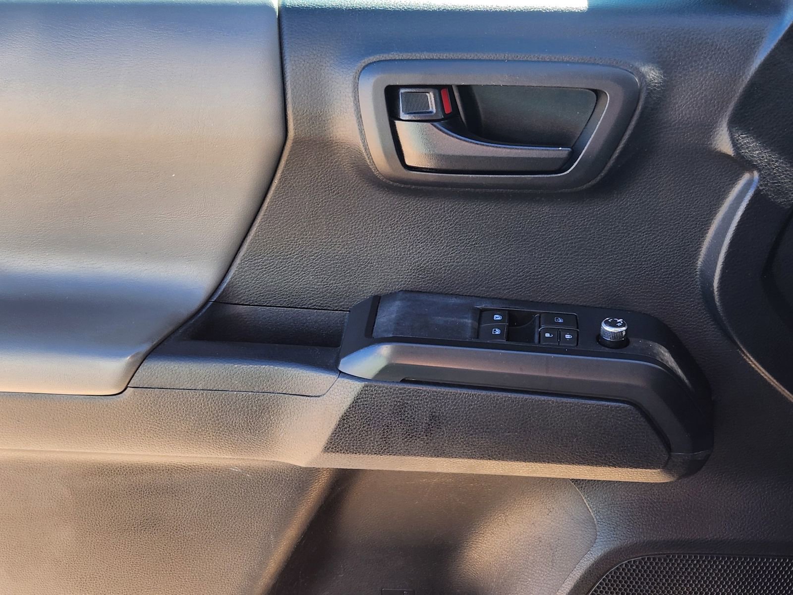 Used 2018 Toyota Tacoma SR image 24