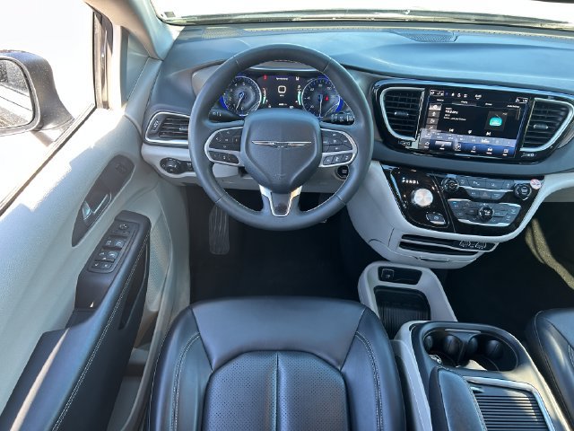 Used 2023 Chrysler Pacifica Touring-L FWD image 28