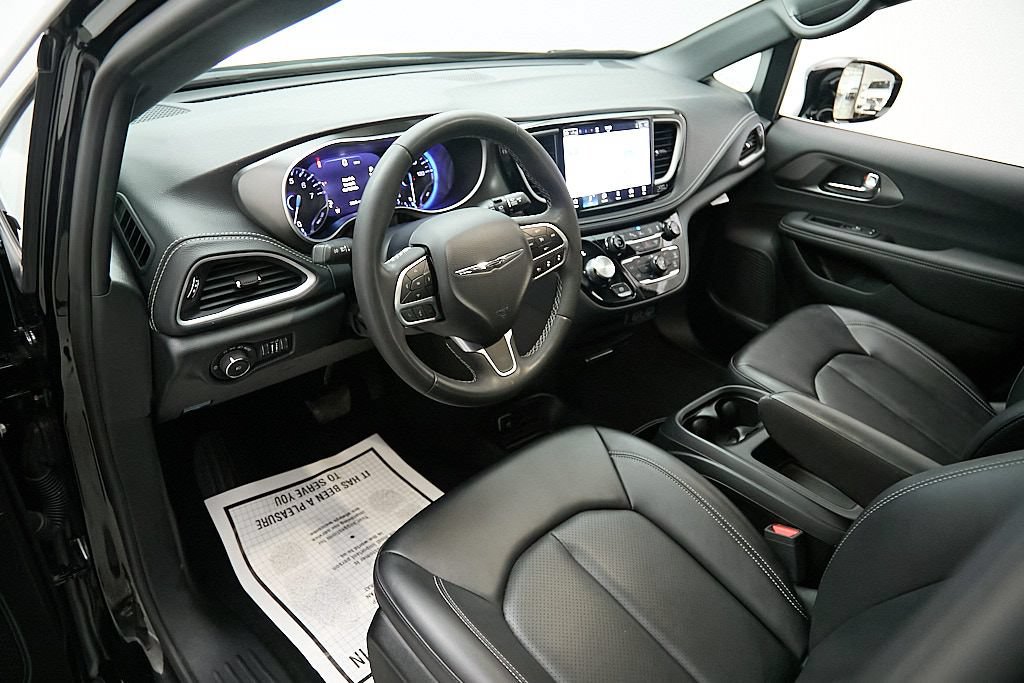 Used 2025 Chrysler Pacifica Select AWD/4WD image 12