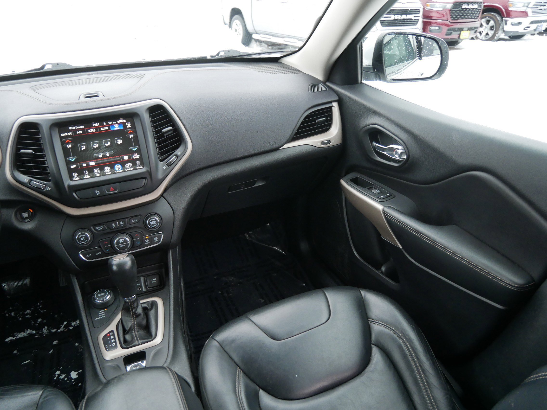 Used 2018 Jeep Cherokee Limited image 11