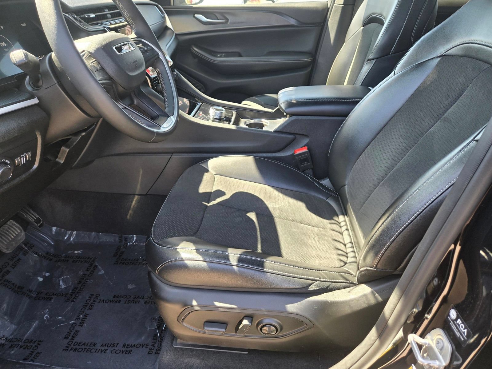 Used 2025 Jeep Grand Cherokee Altitude AWD/4WD image 12