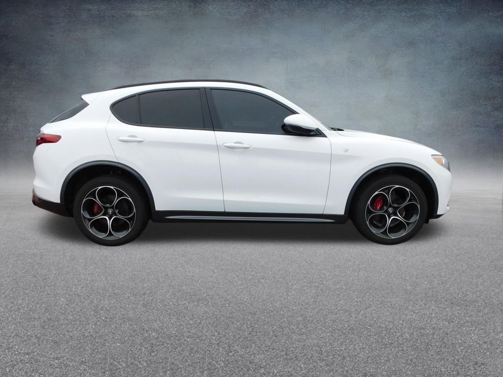 Used 2023 Alfa Romeo Stelvio Ti AWD/4WD image 2