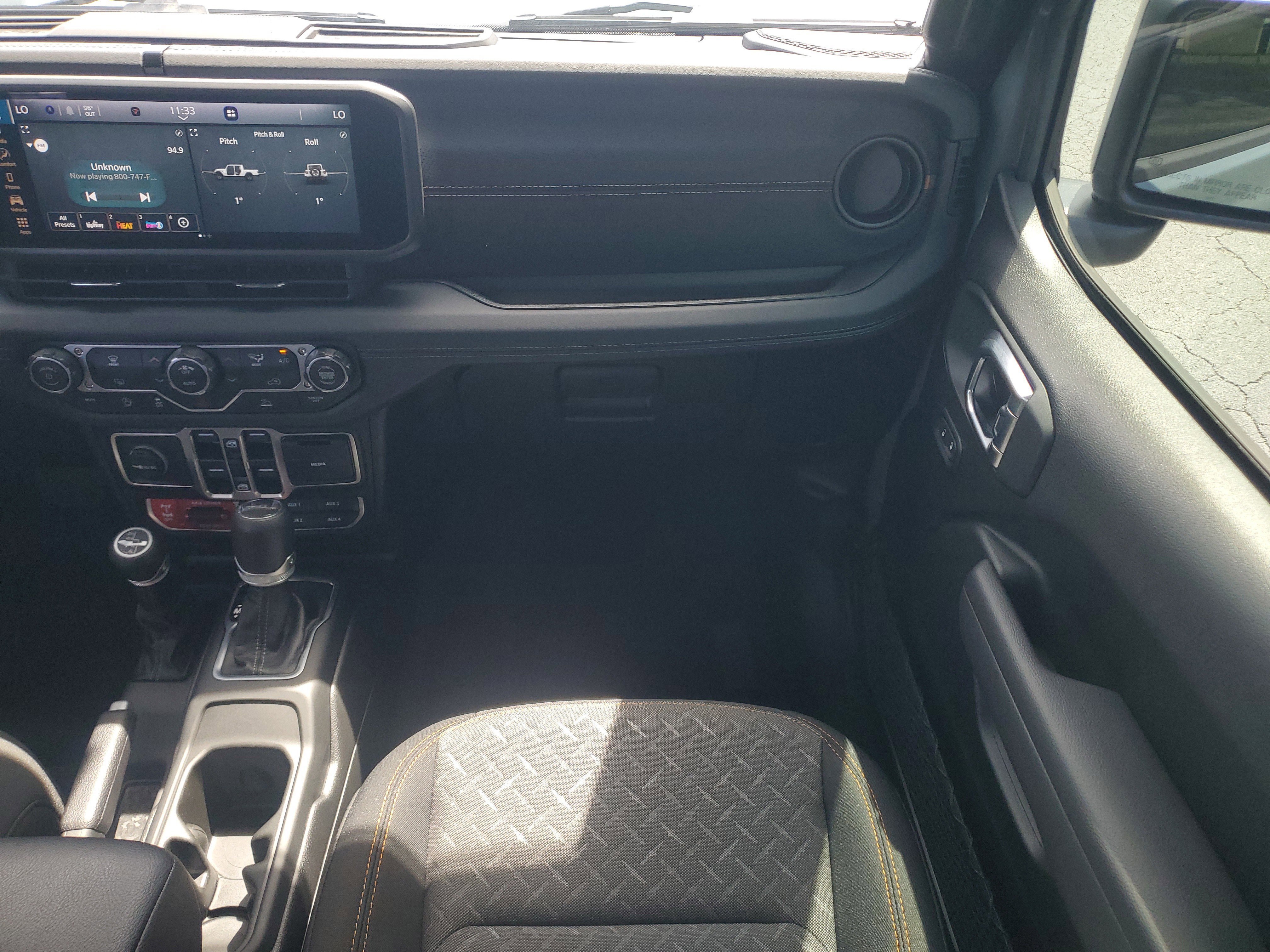Used 2025 Jeep Gladiator Mojave AWD/4WD image 19