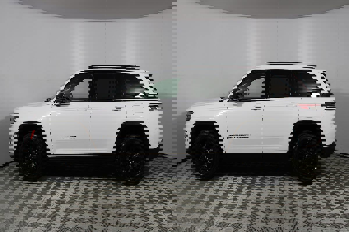 Used 2022 Jeep Grand Cherokee Altitude image 38