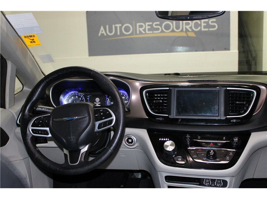 Used 2021 Chrysler Voyager Lxi image 14