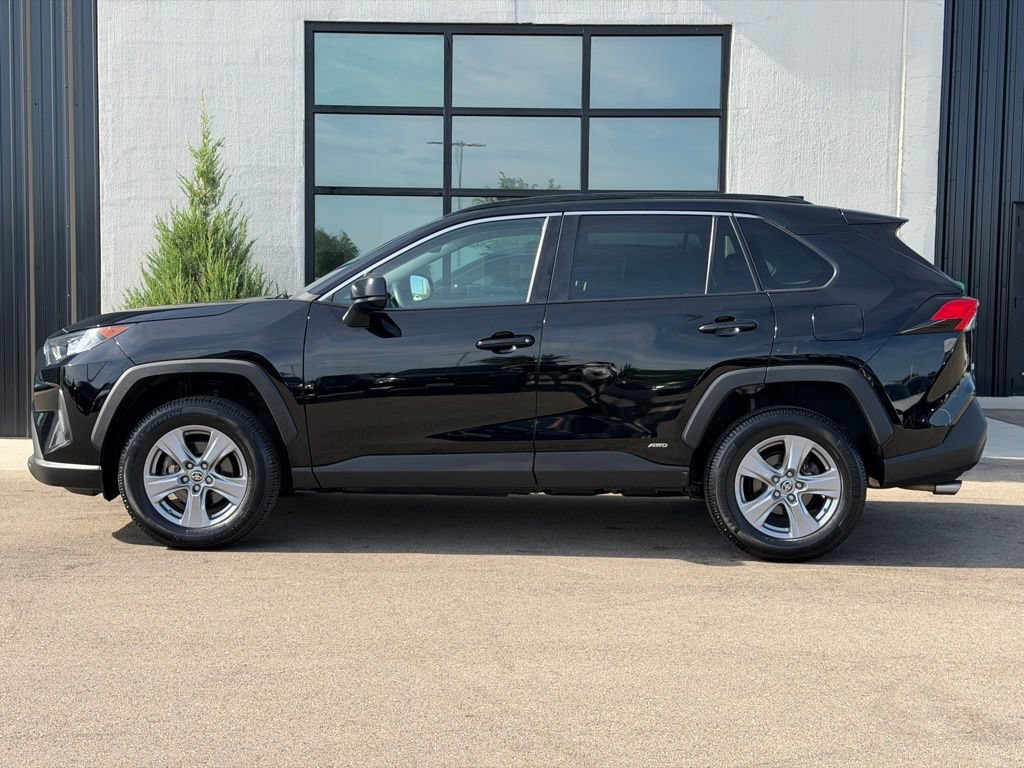 Used 2022 Toyota RAV4 LE AWD/4WD image 2