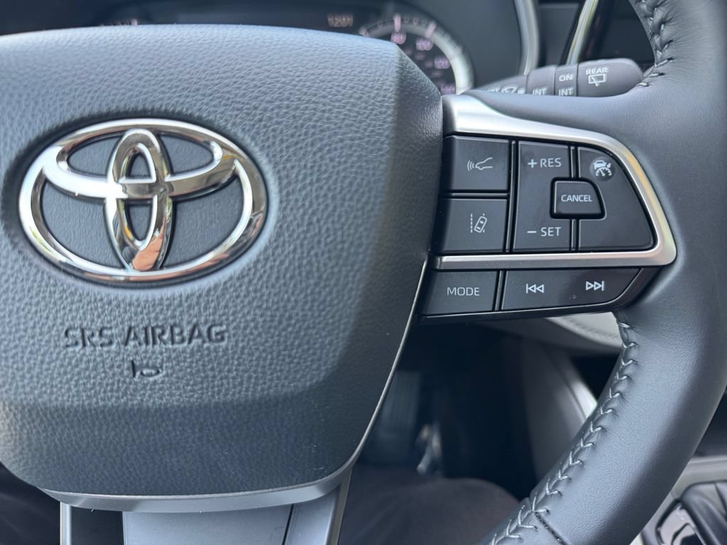 Used 2024 Toyota Highlander XLE AWD/4WD image 30