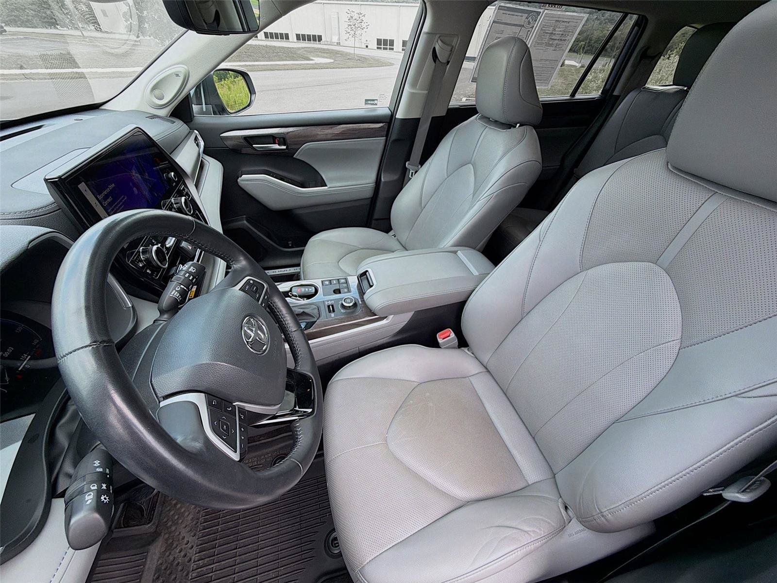 Used 2023 Toyota Highlander Limited AWD/4WD image 2