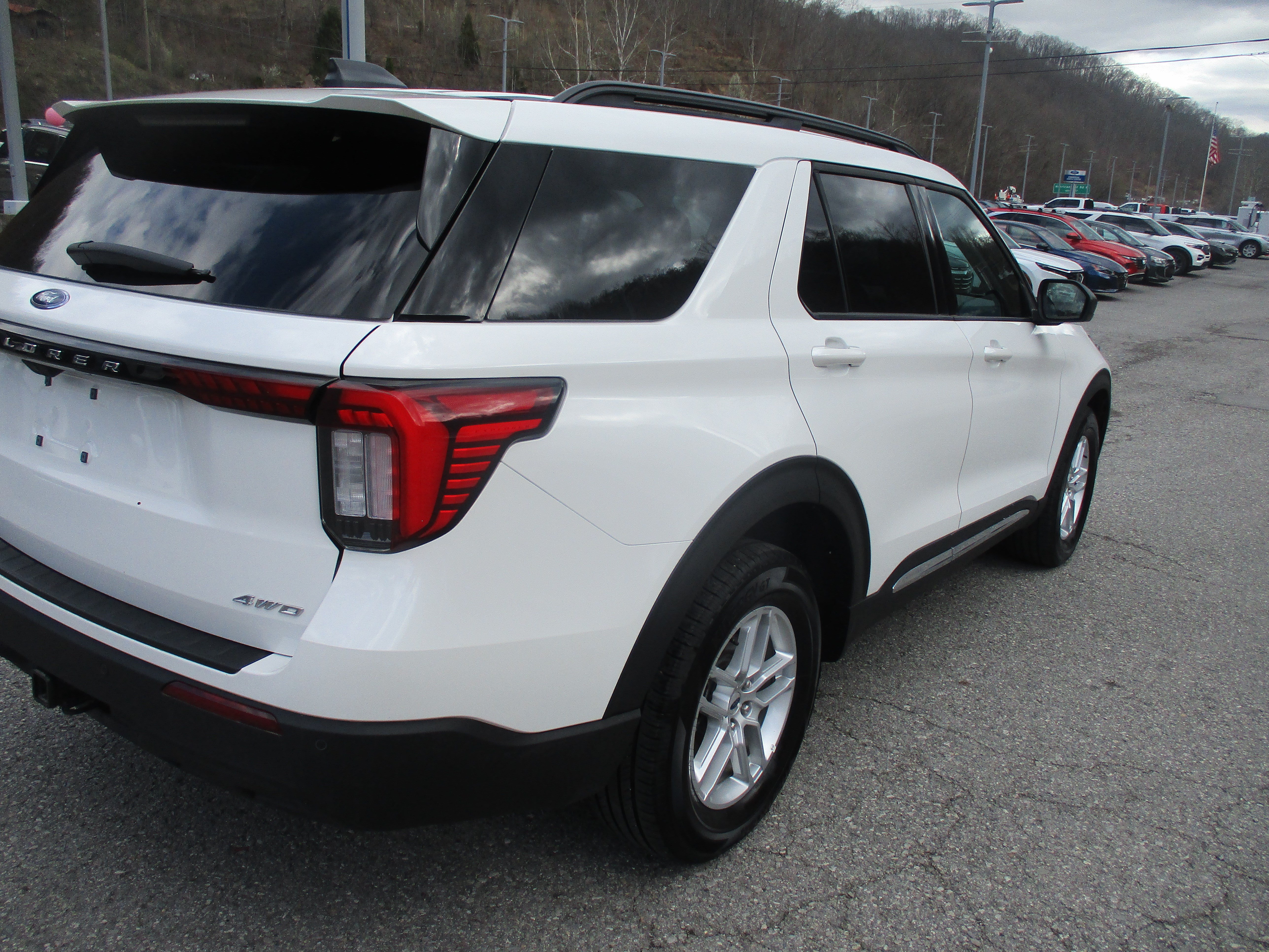 Used 2025 Ford Explorer Active AWD/4WD image 4