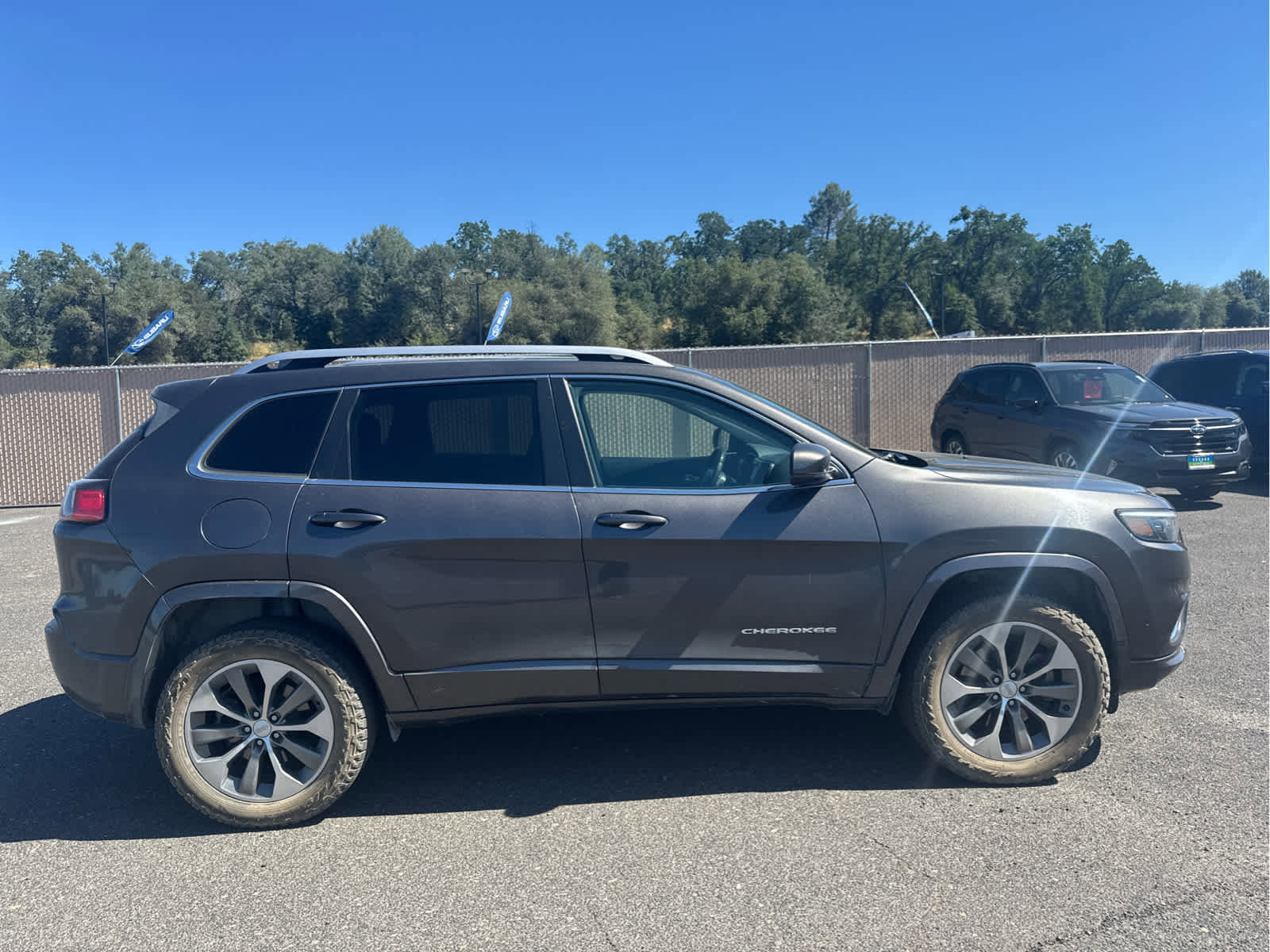 Used 2019 Jeep Cherokee Overland w/ Technology Group AWD/4WD image 4