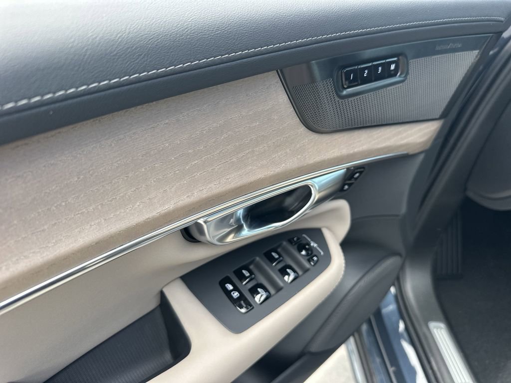 New 2026 Volvo XC90 B6 Plus w/ Protection Package Premier image 17