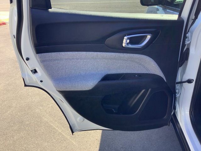 Used 2025 Jeep Compass Latitude w/ Convenience Group image 24