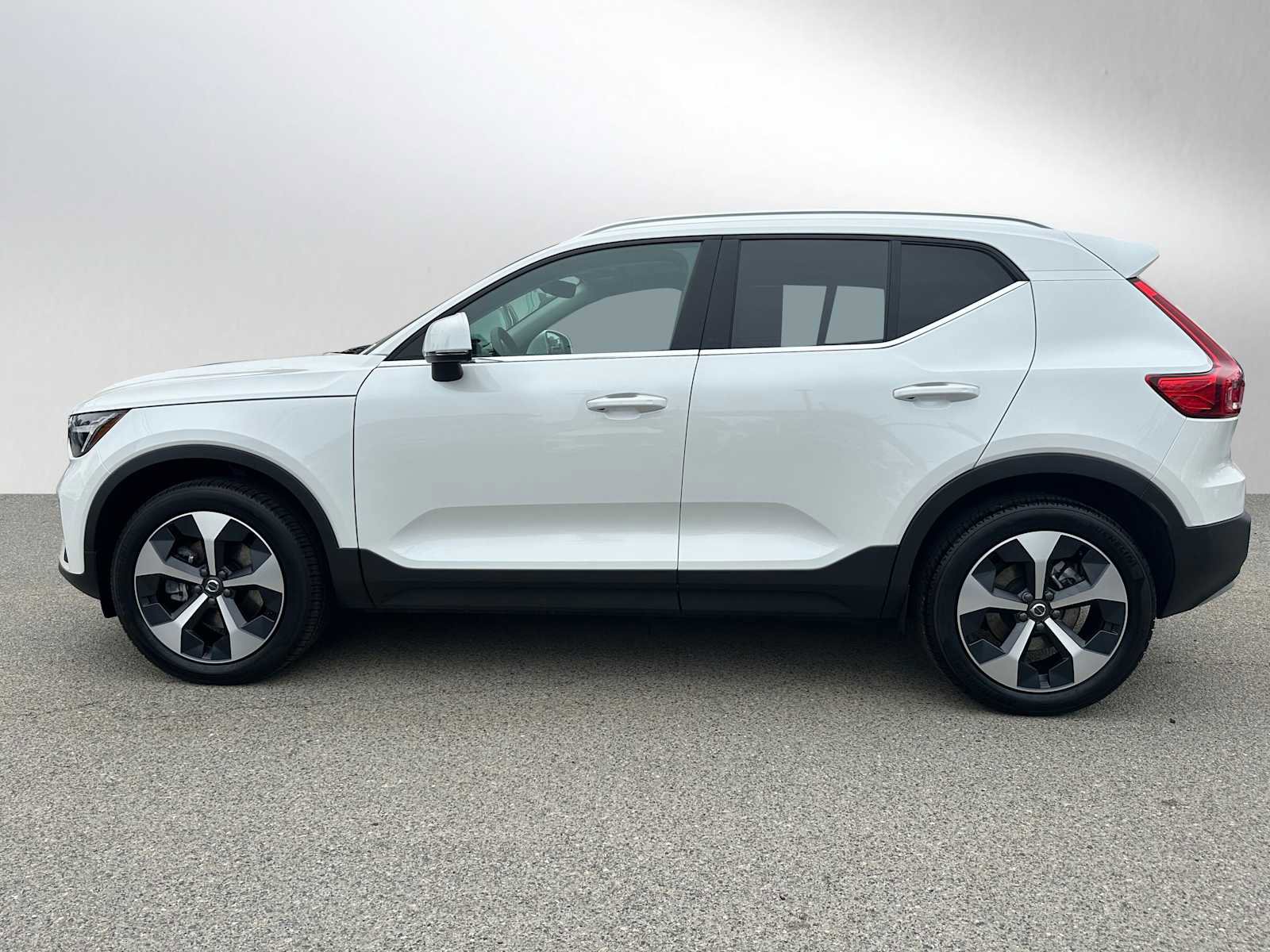 Used 2025 Volvo XC40 B5 Core w/ Protection Package Premier AWD/4WD image 6