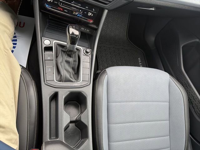 Certified 2025 Volkswagen Jetta SE w/ Sunroof Package image 14