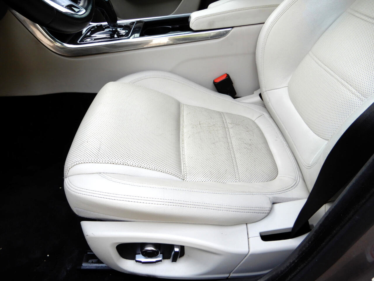 Used 2020 Jaguar XE S image 12