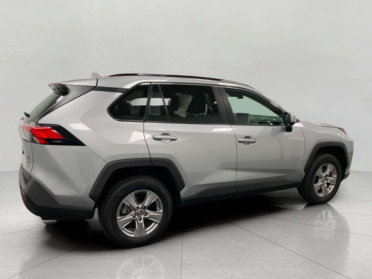 Used 2025 Toyota RAV4 XLE AWD/4WD image 3