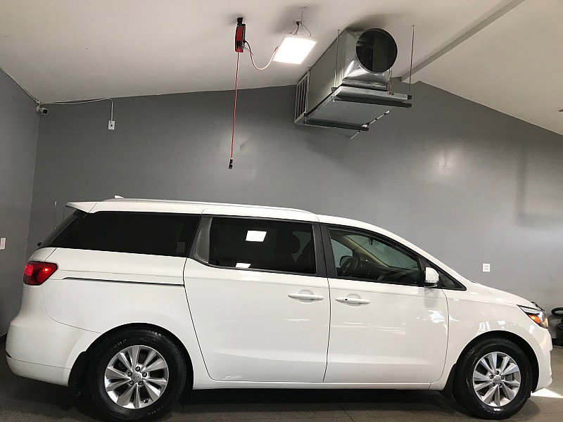 Used 2017 Kia Sedona LX w/ LX Essentials Premium Package FWD image 3