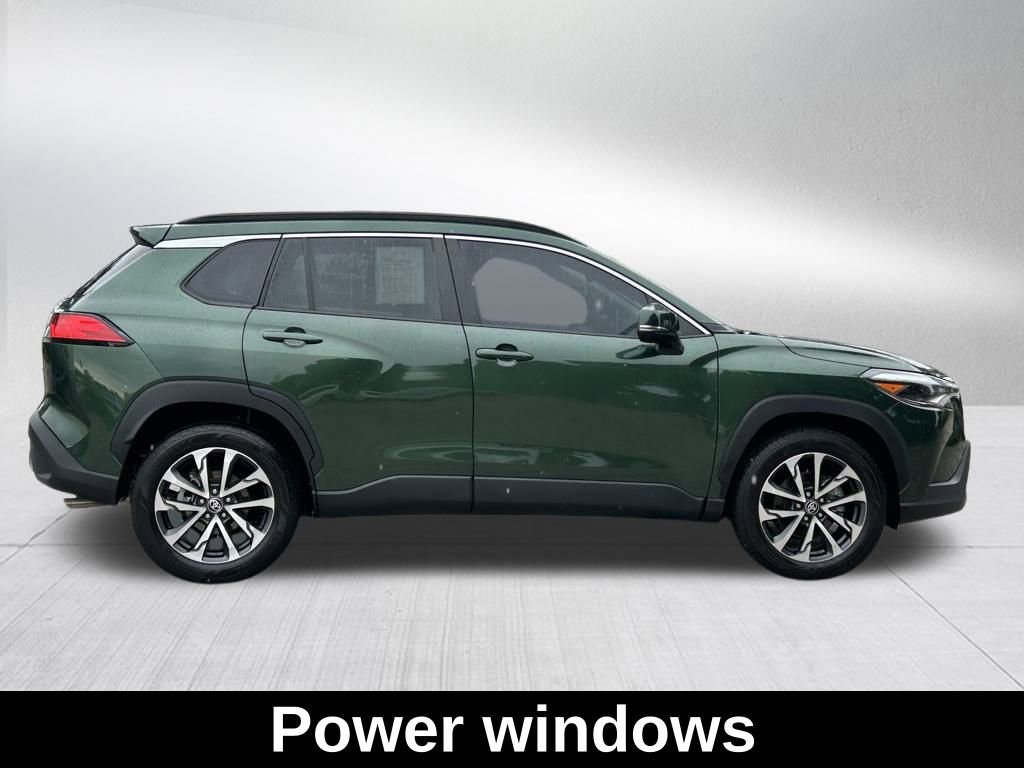 Used 2022 Toyota Corolla Cross XLE image 5