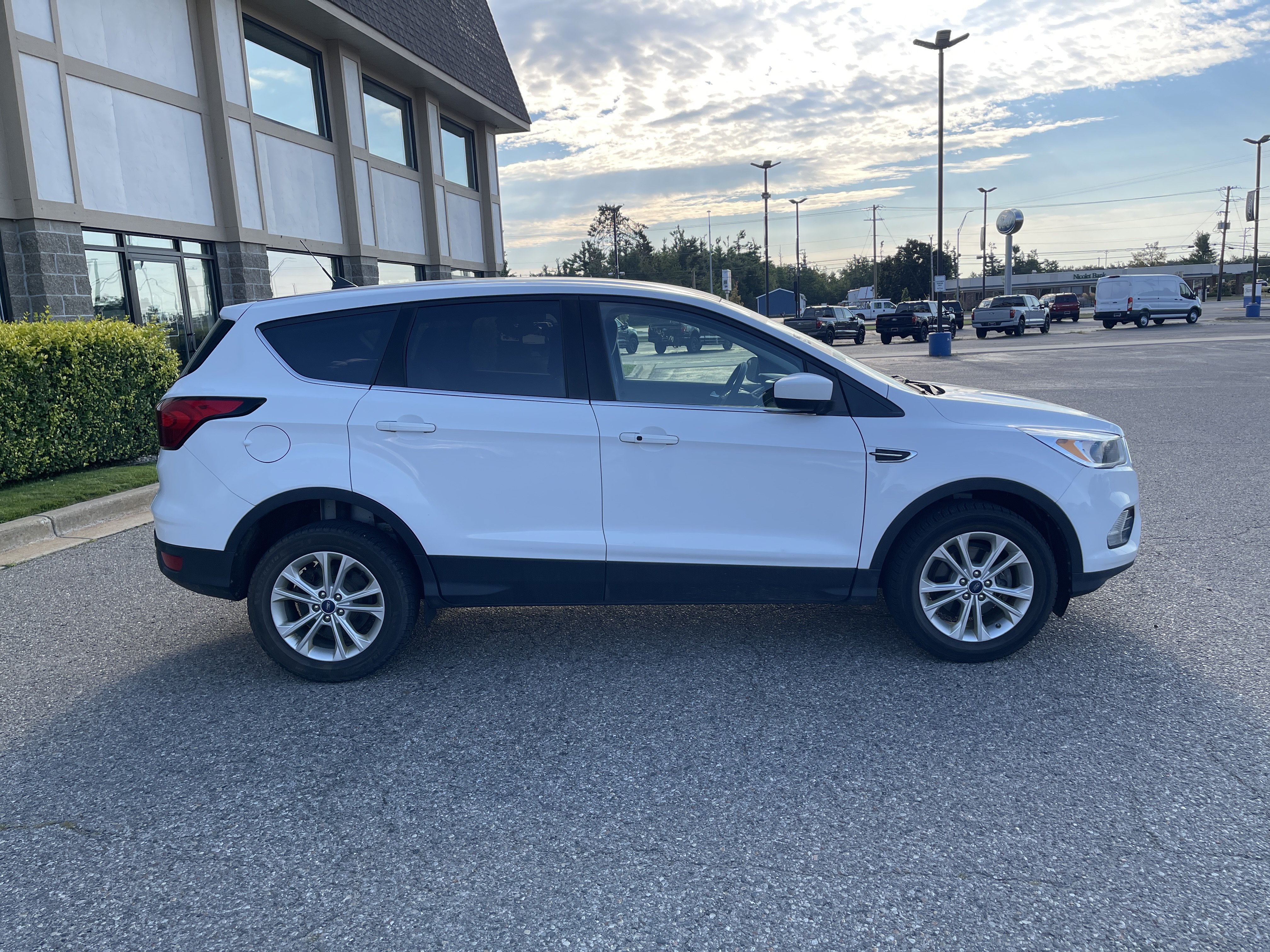 Used 2019 Ford Escape SE FWD image 3