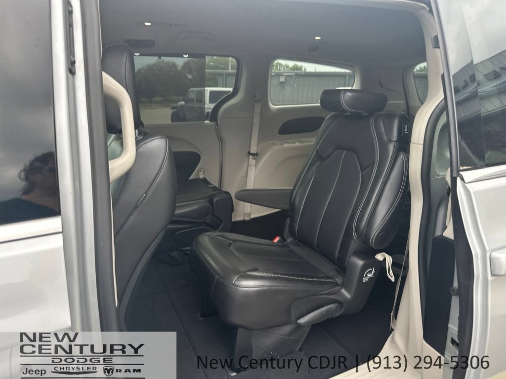 Used 2024 Chrysler Pacifica Touring-L FWD image 6