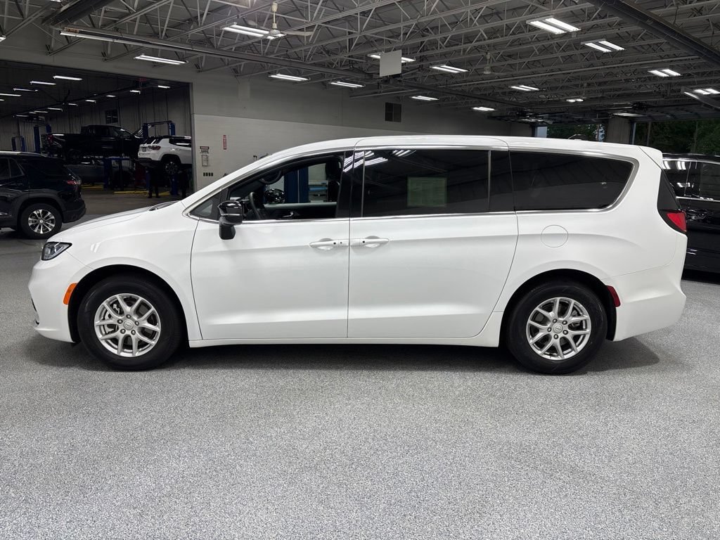 Used 2026 Chrysler Pacifica Select FWD image 4