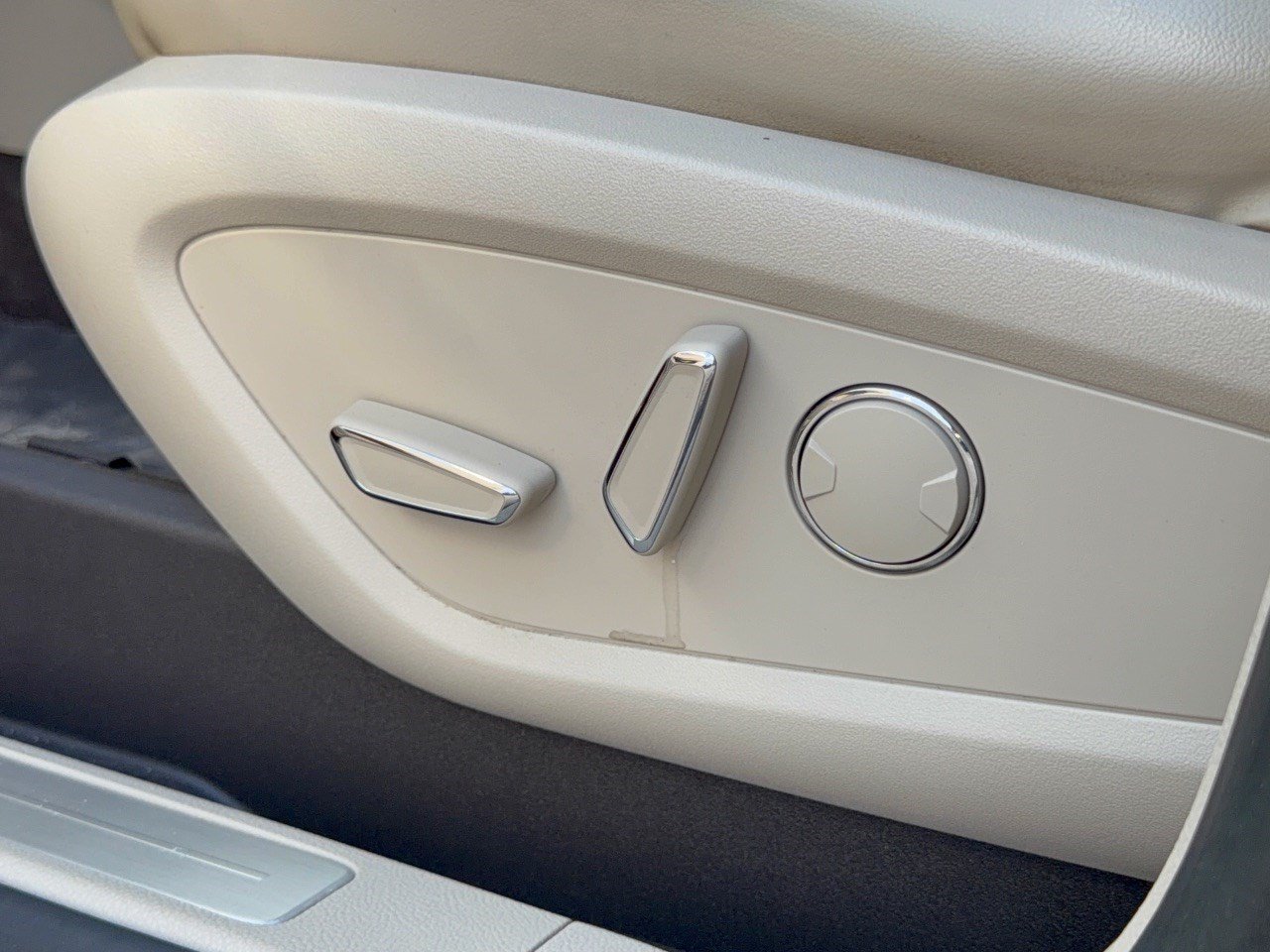 Used 2017 Lincoln MKC Reserve FWD image 16