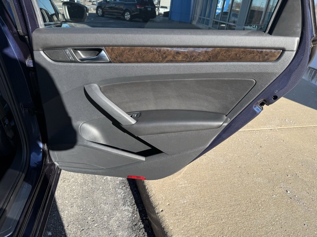 Used 2015 Volkswagen Passat TDI SEL Premium image 39