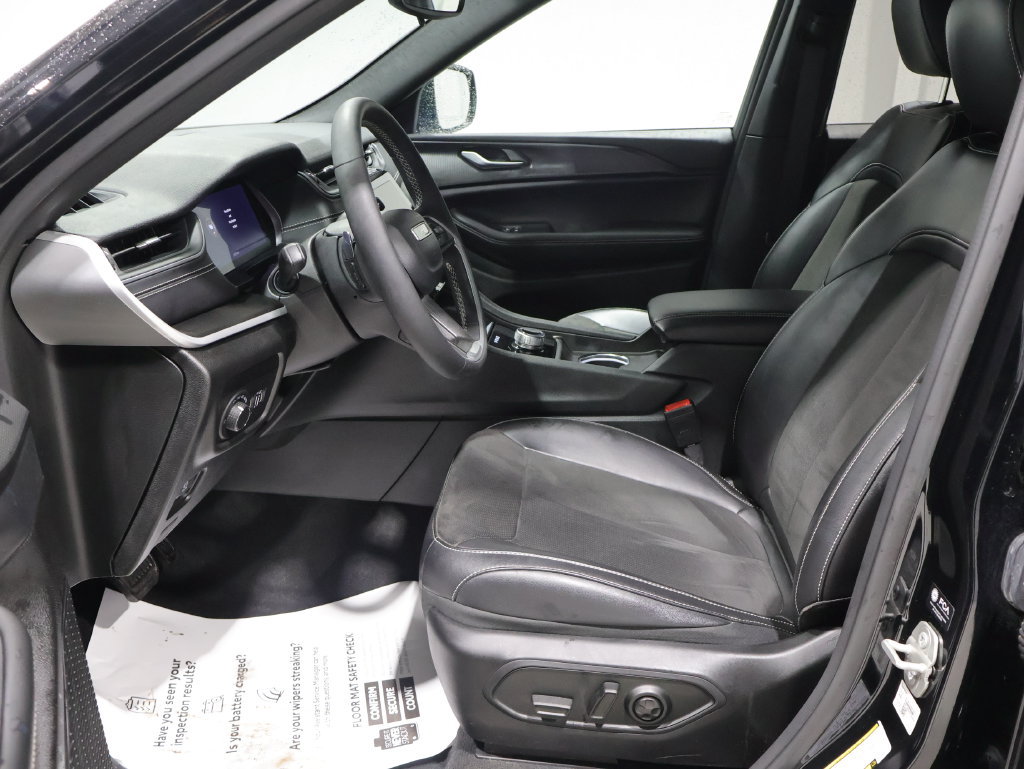 Used 2023 Jeep Grand Cherokee Altitude AWD/4WD image 11