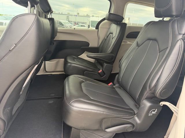 Used 2024 Chrysler Pacifica Touring-L FWD image 11