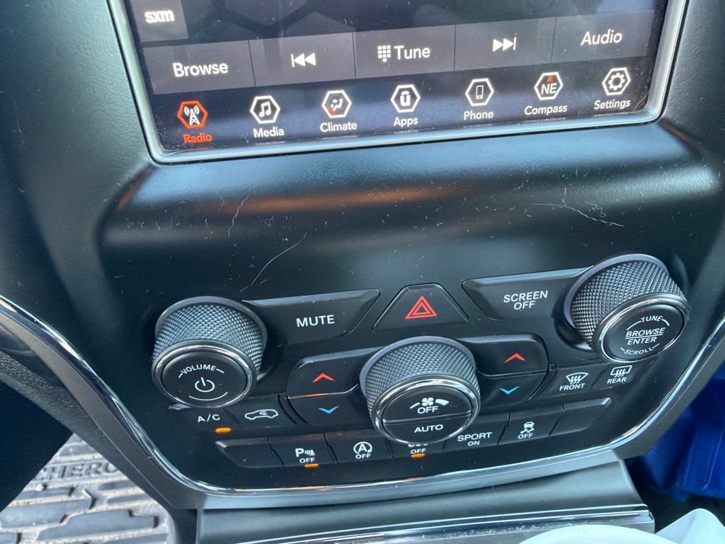 Used 2019 Jeep Grand Cherokee Laredo AWD/4WD image 14
