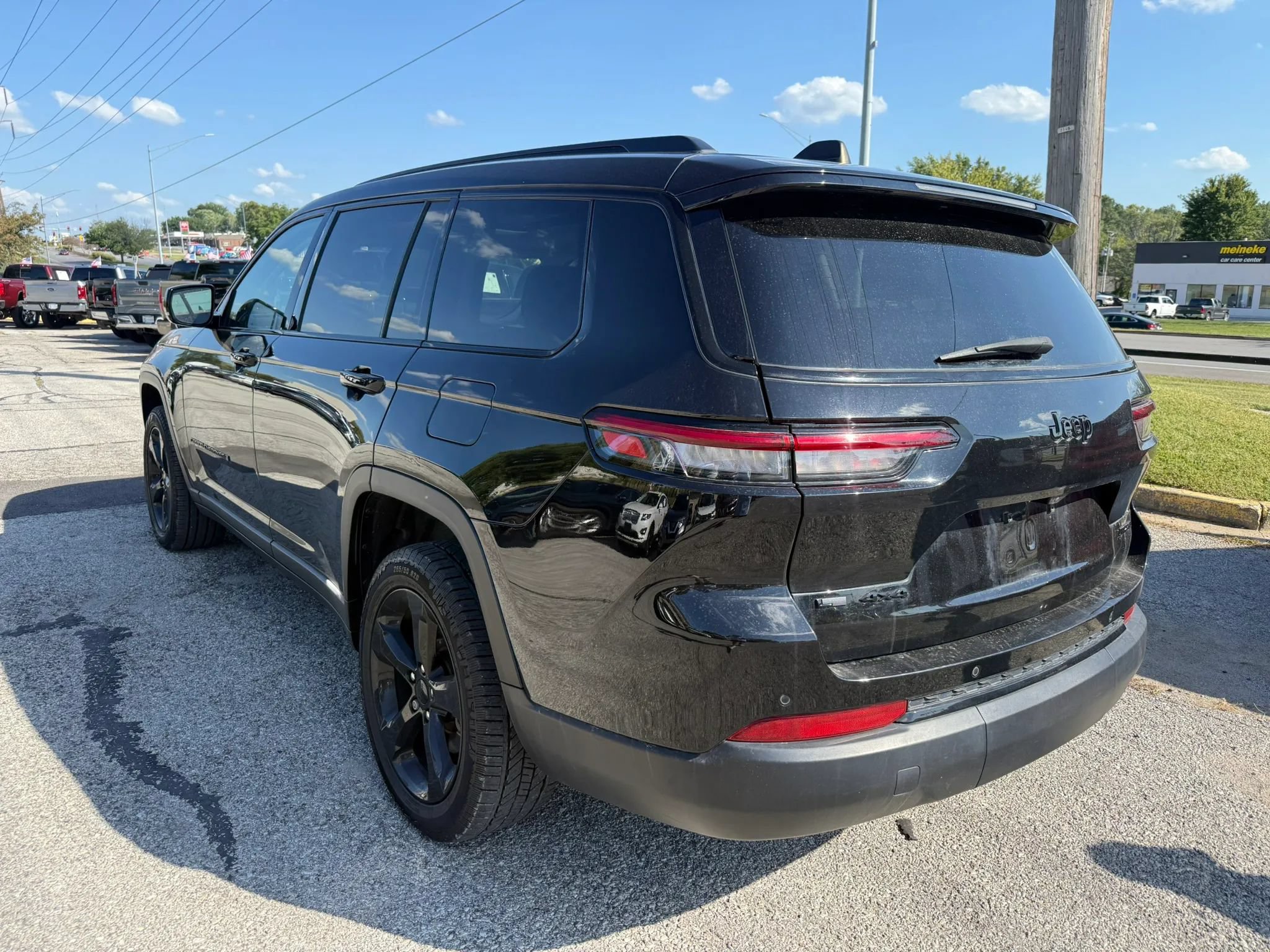 Used 2023 Jeep Grand Cherokee L Limited w/ Black Appearance Package AWD/4WD image 3