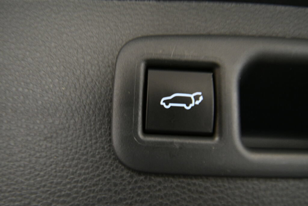 Used 2023 Toyota Highlander LE AWD/4WD image 25