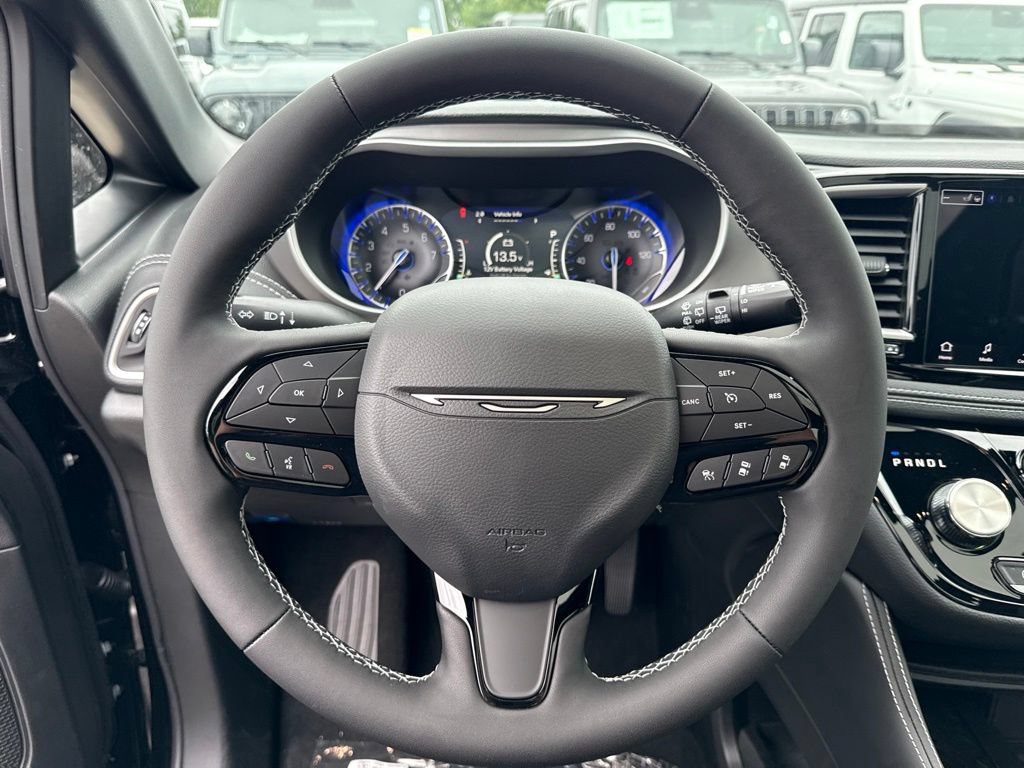 New 2027 Chrysler Pacifica Limited AWD/4WD image 10