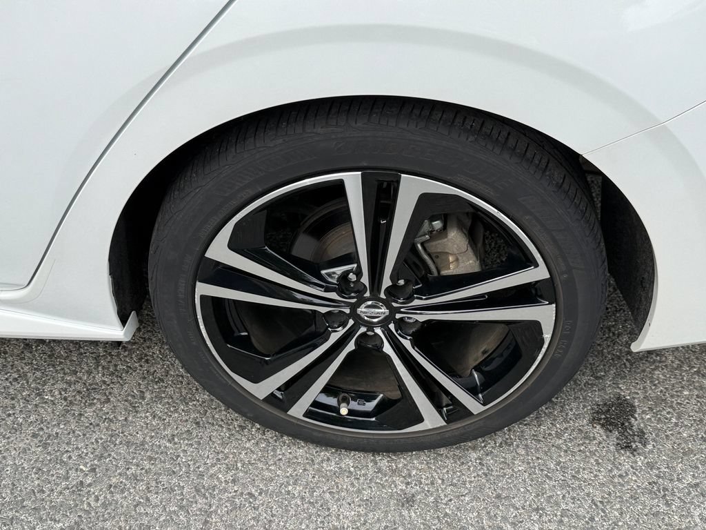 Used 2023 Nissan Sentra SR w/ SR Premium Package FWD image 9