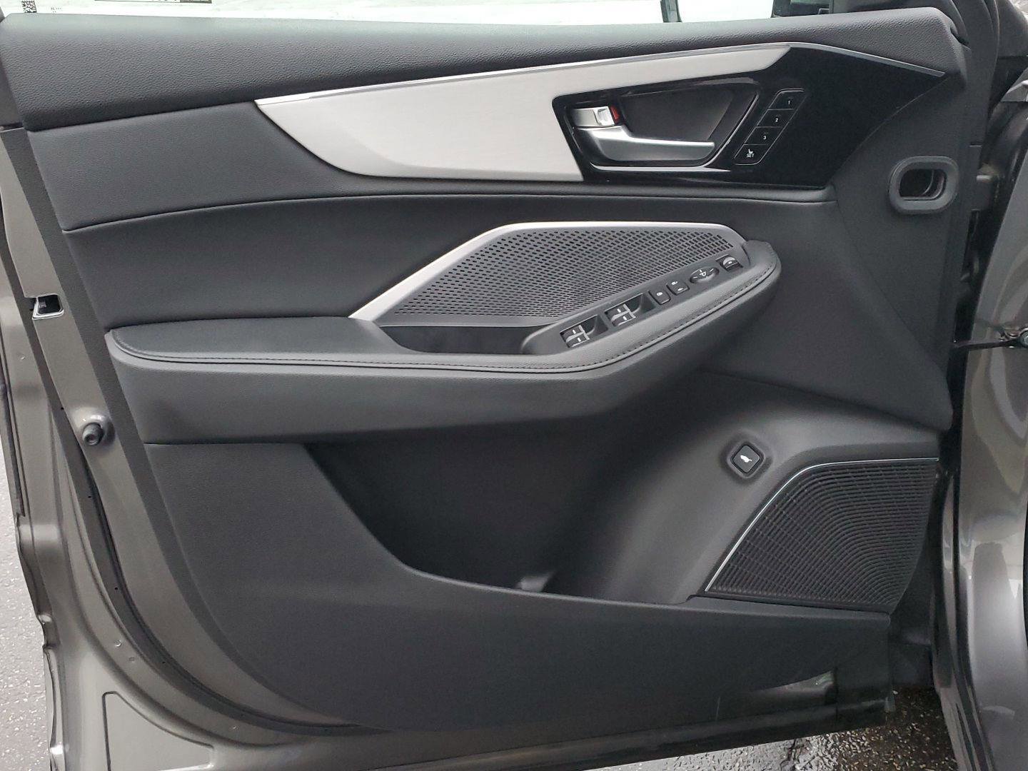 Used 2025 Acura MDX SH-AWD image 31