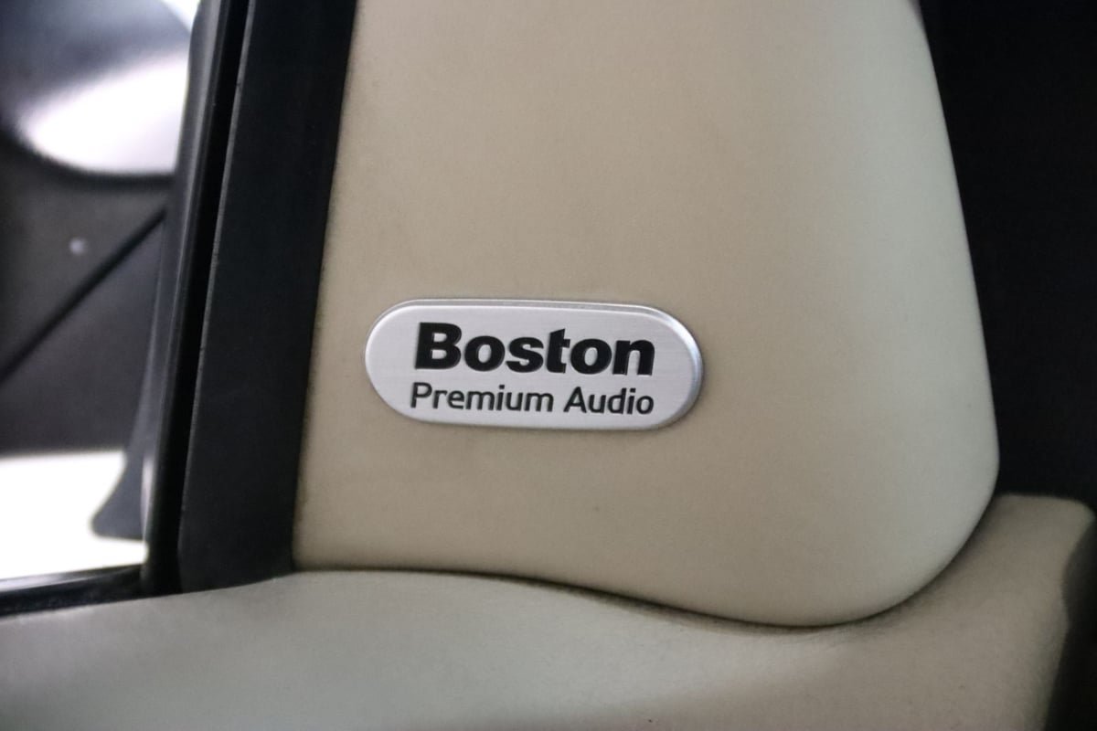 Used 2013 Chrysler 200 Limited FWD image 17