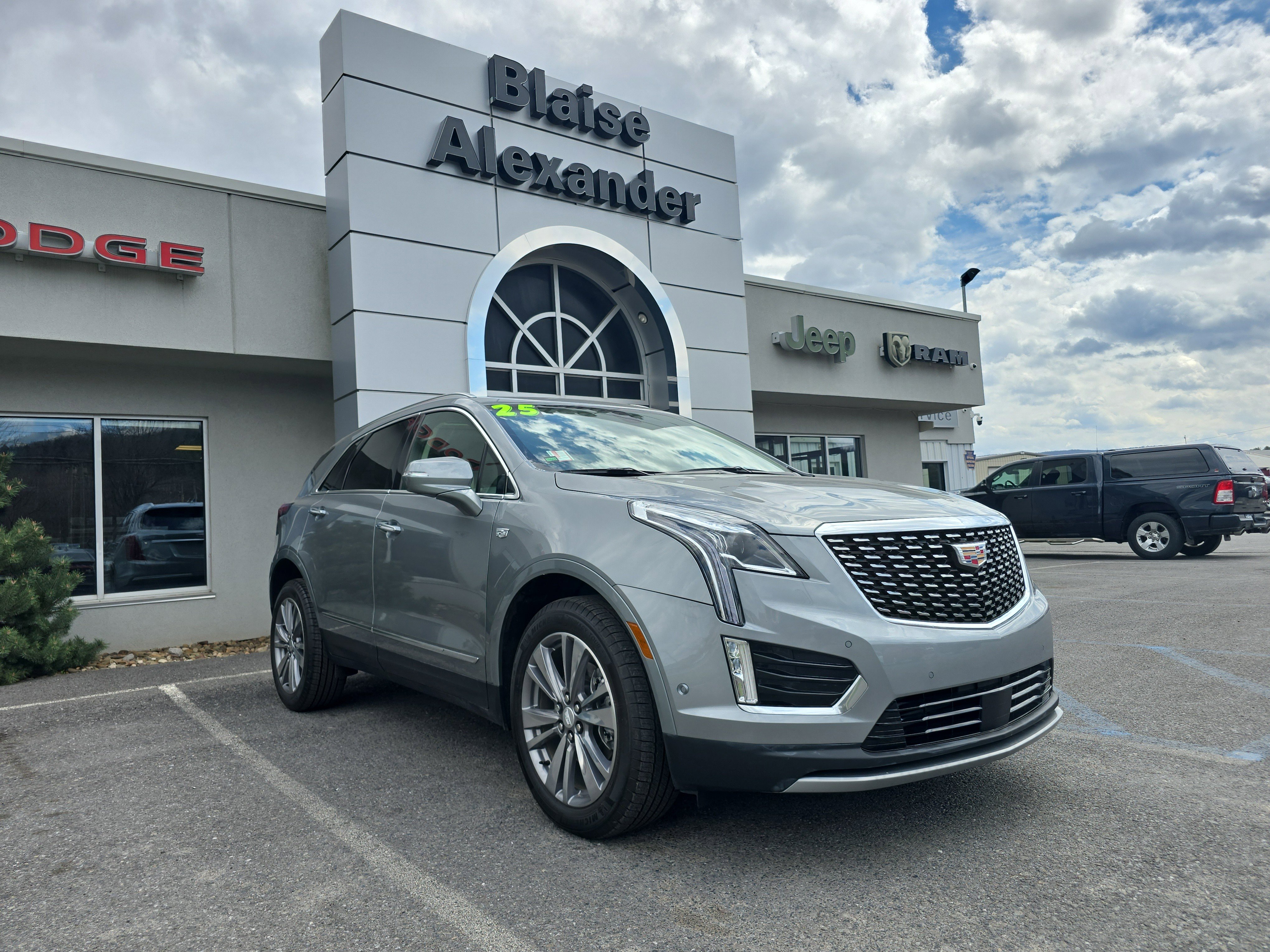 Used 2025 Cadillac XT5 Premium Luxury w/ Technology Package AWD/4WD image 1