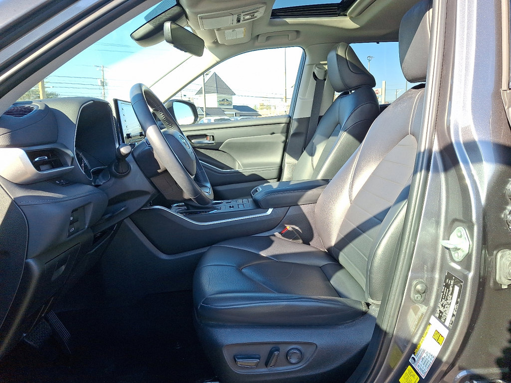 Used 2022 Toyota Highlander XLE image 25