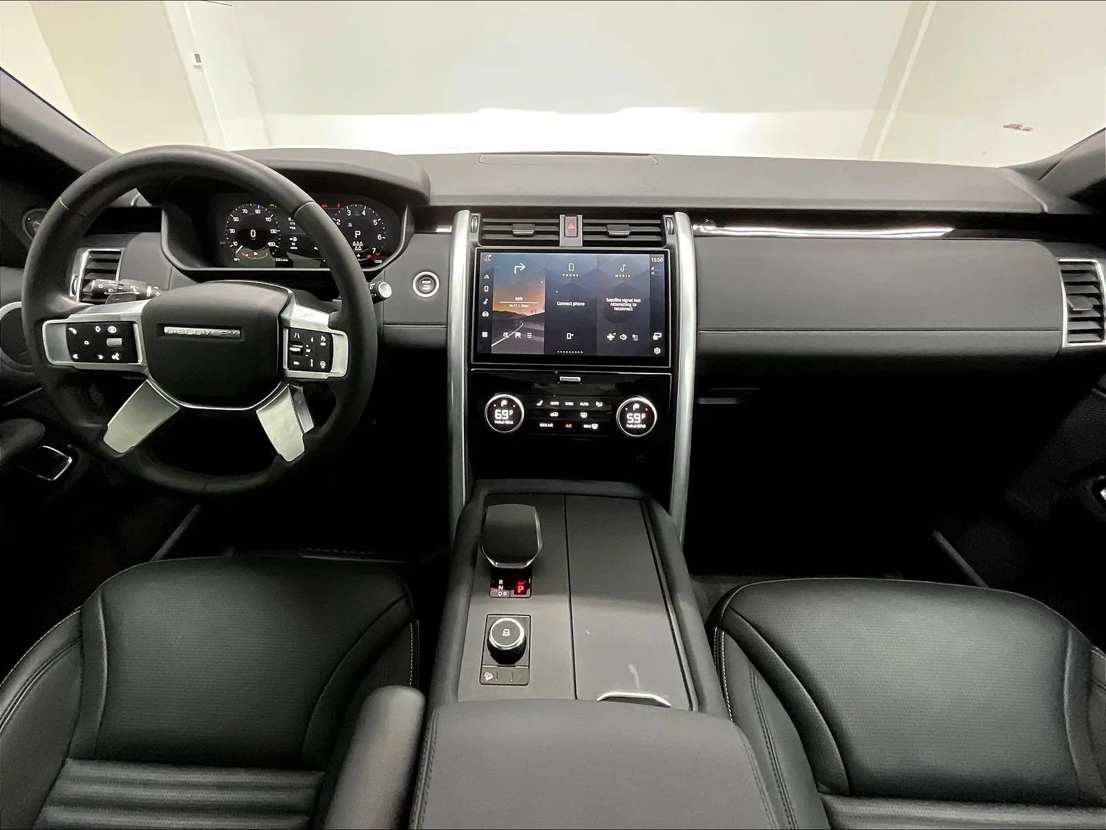 Used 2025 Land Rover Discovery S AWD/4WD image 2