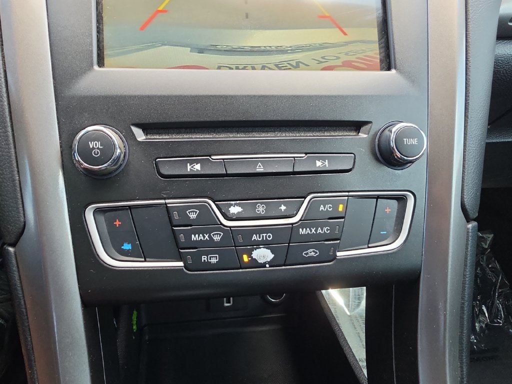 Used 2017 Ford Fusion SE w/ Fusion SE Technology Package FWD image 19