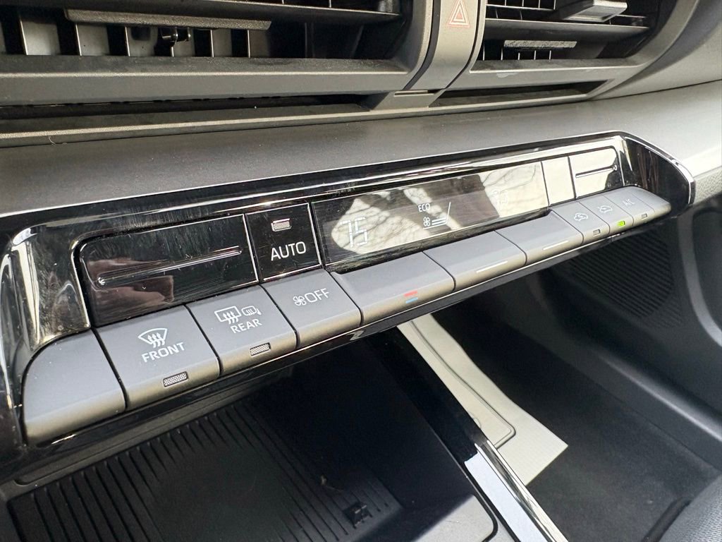 Used 2025 Toyota Prius LE image 27